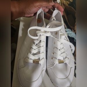 NWOT Women's 11 Guess Sneakers